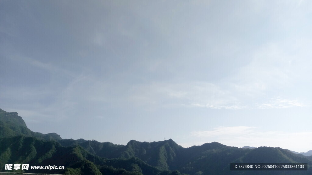 山峦云海间的壮美景色