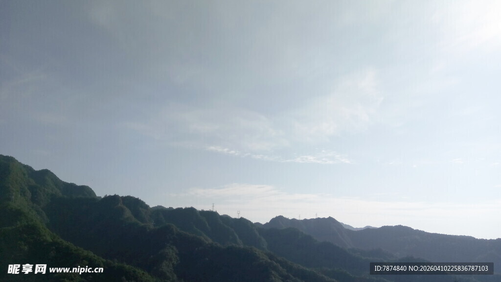 山峦蓝天的自然景致