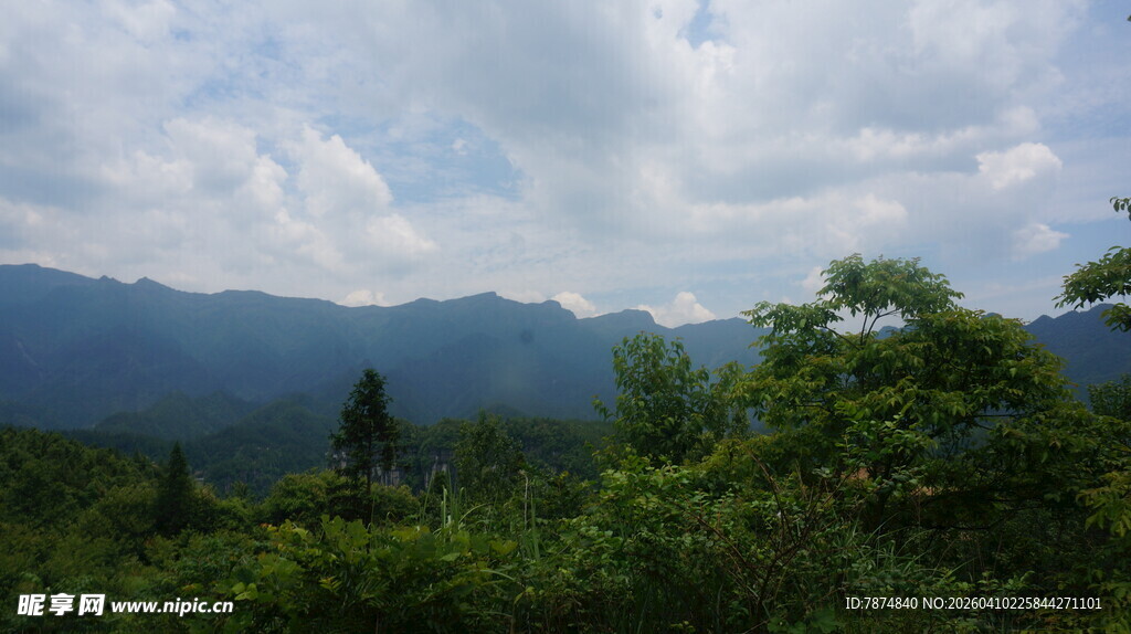 青山绿树间的壮美景致