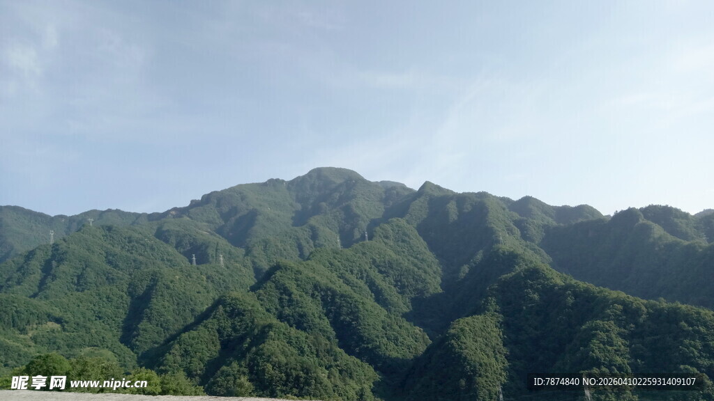 翠绿山峦美景