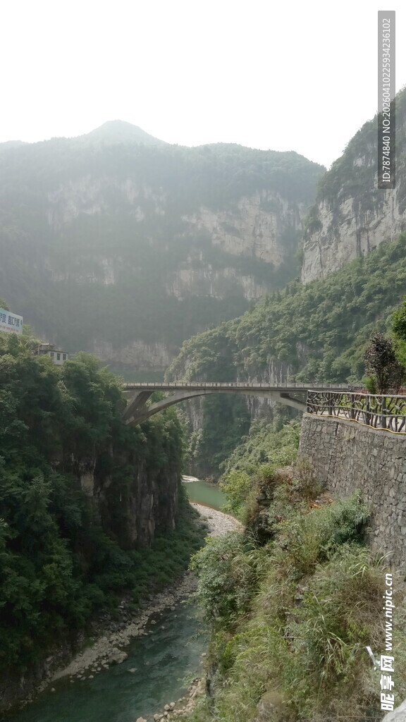 山间悬索桥畔秀丽风光