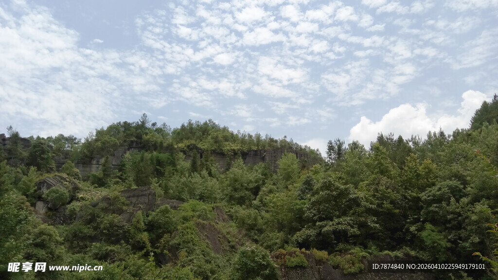 山林绿意 蓝天白云的景致