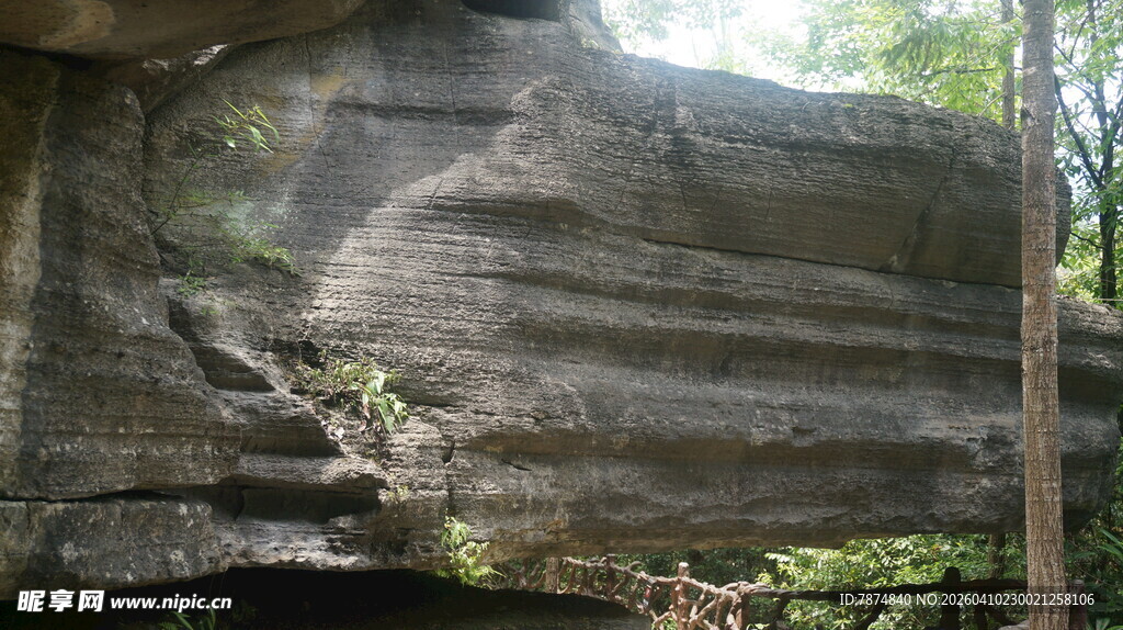 陡峭岩壁旁的木质阶梯