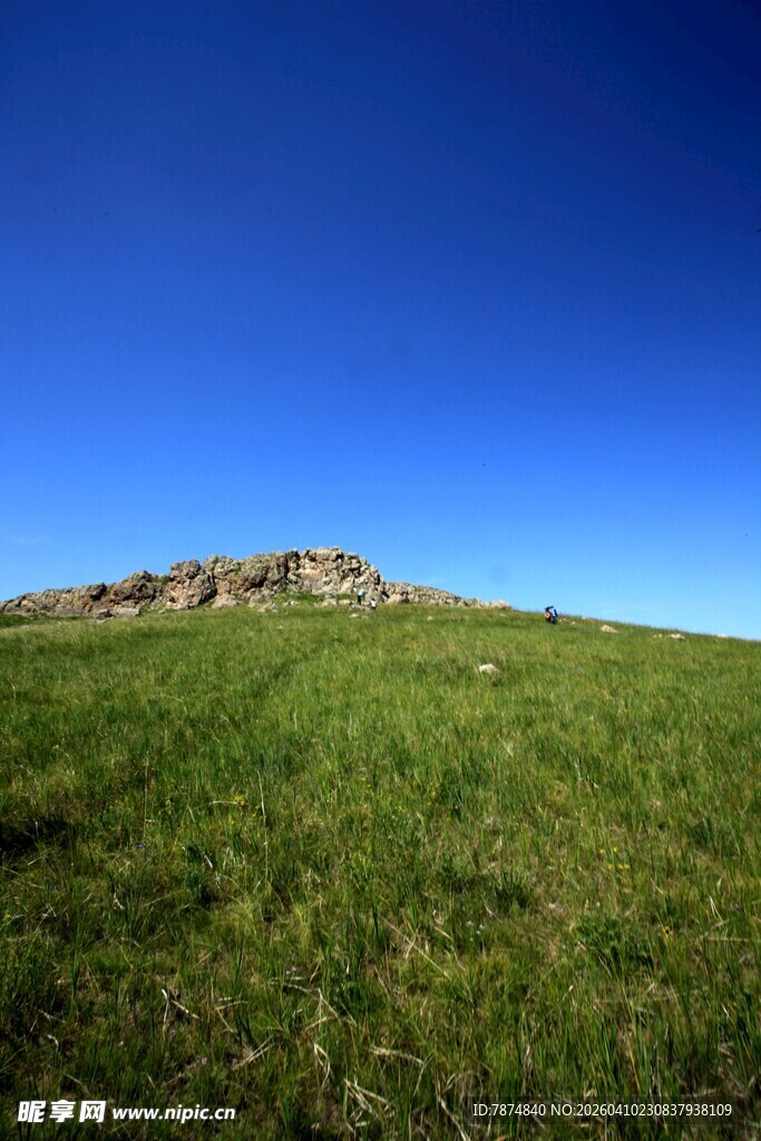 草原山丘蓝天美景