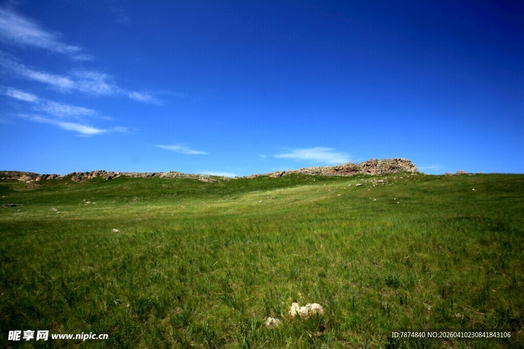 广袤草原上的蓝天美景