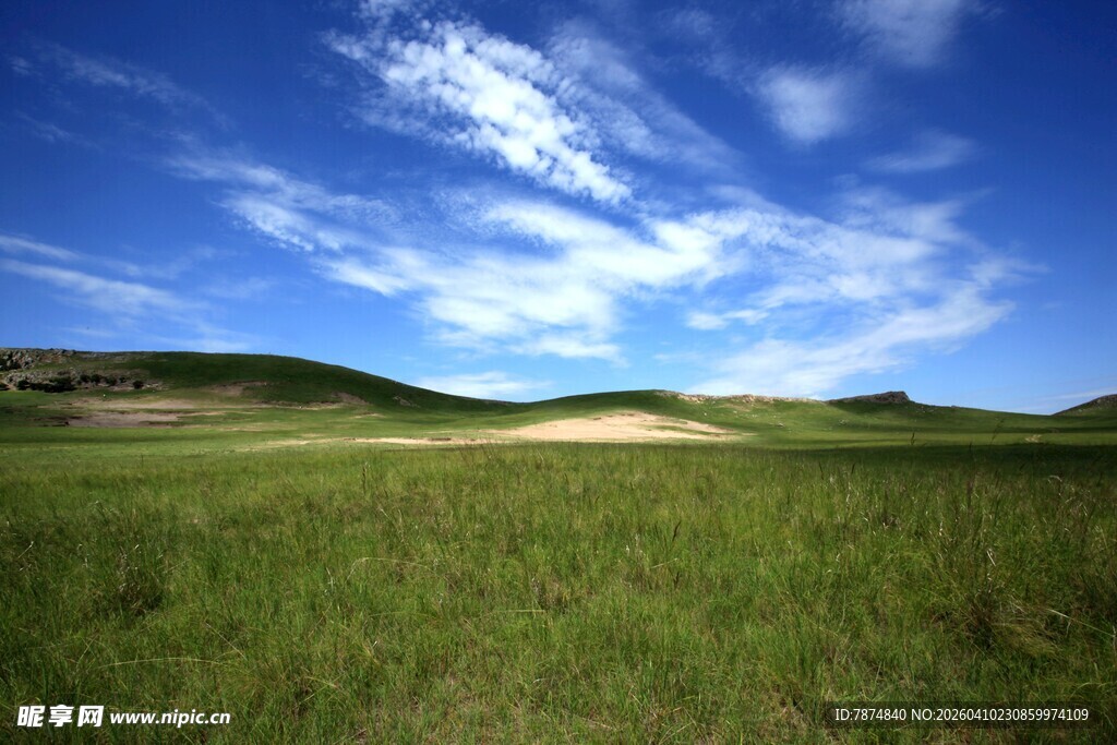 广袤草原与蓝天白云美景