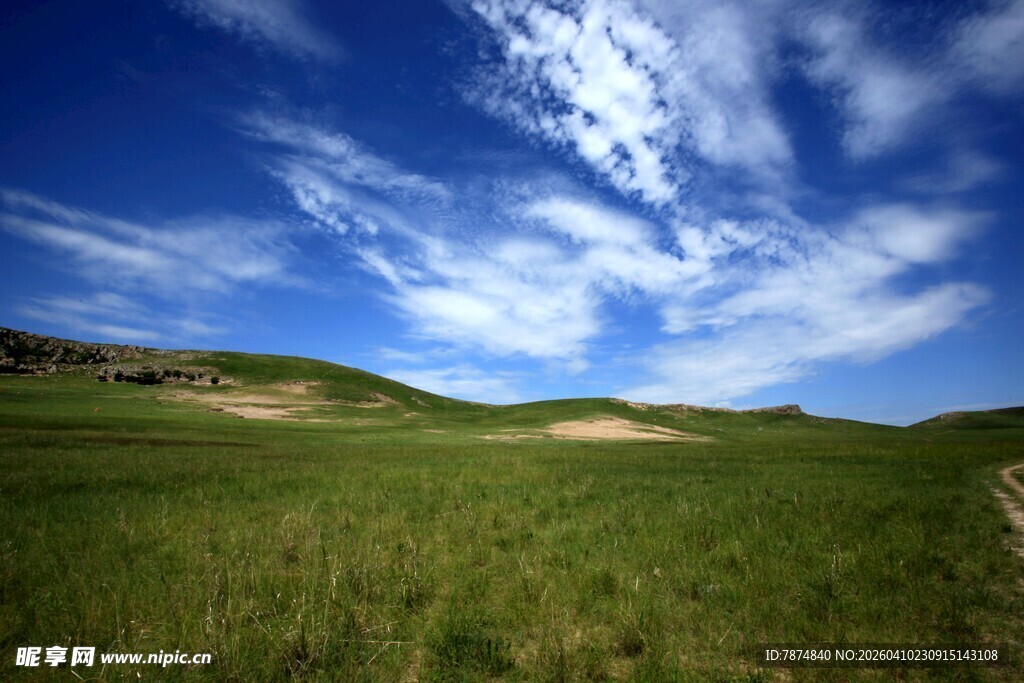 草原蓝天美景