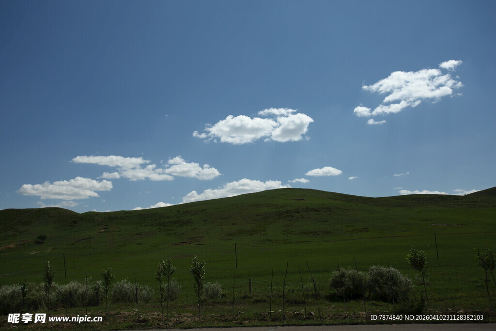 草原蓝天美景