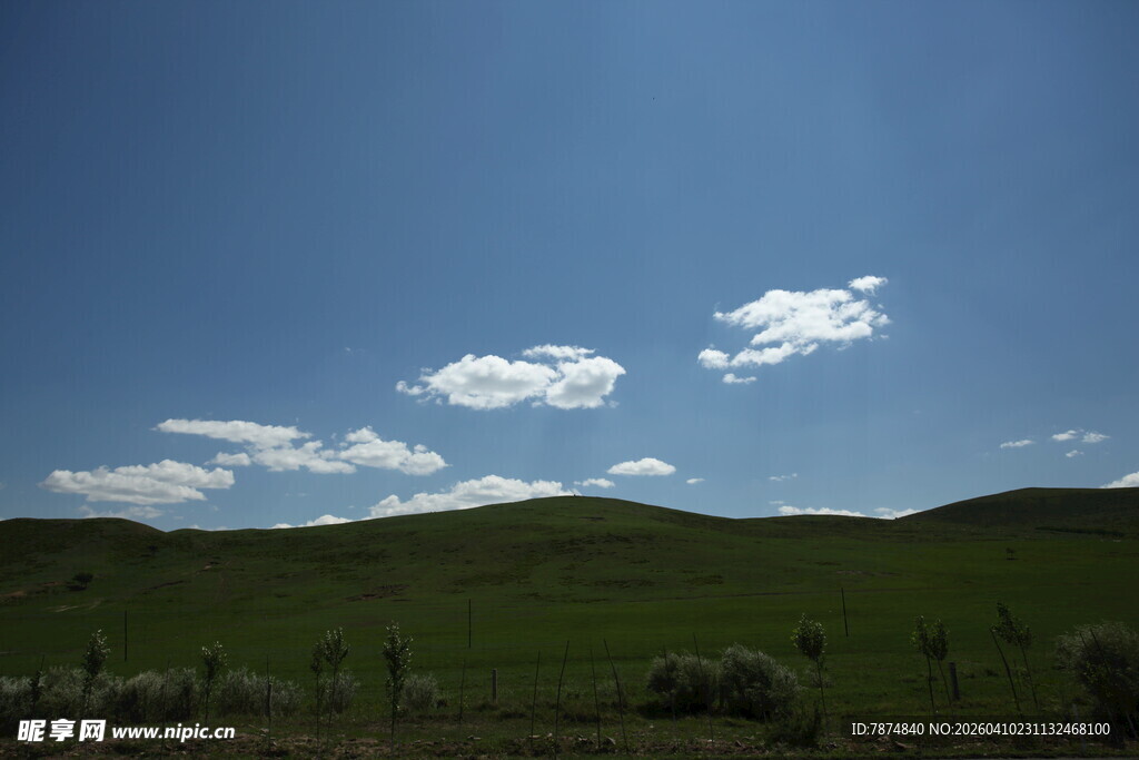草原蓝天美景
