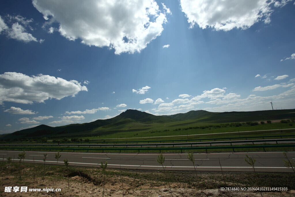 公路旁的蓝天绿野风光