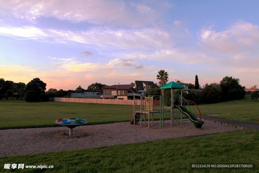 黄昏下的儿童户外游乐场景