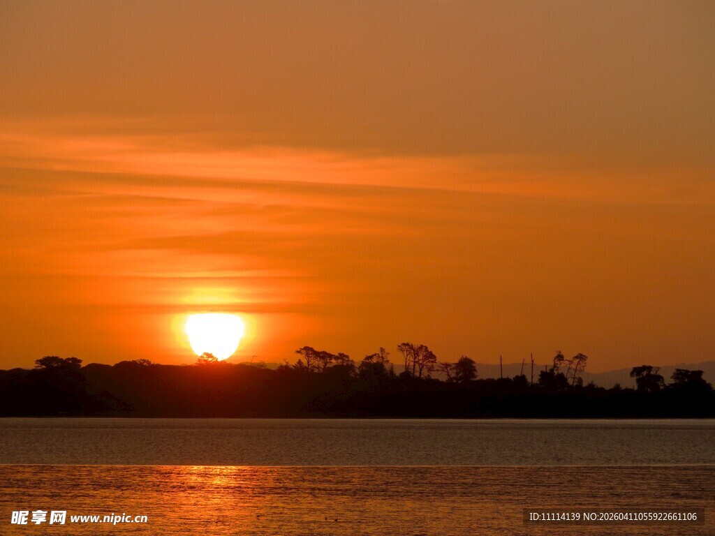 夕阳西下的美丽海滨风景