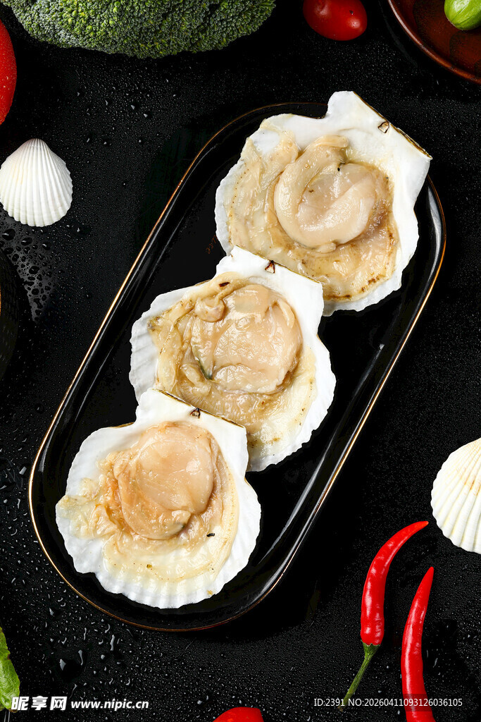 新鲜美味蒜蓉粉丝蒸扇贝