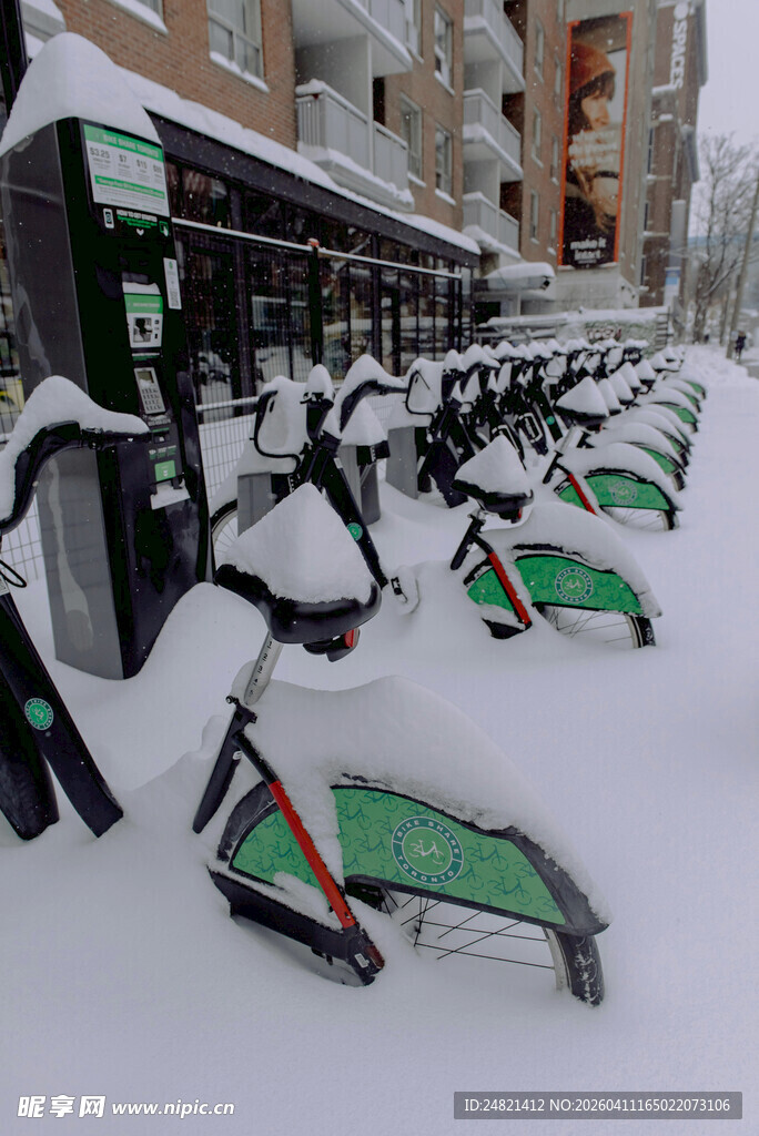 雪中停放的共享电动自行车
