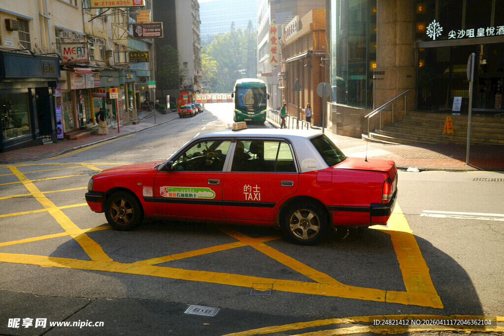 城市街道上的红色出租车