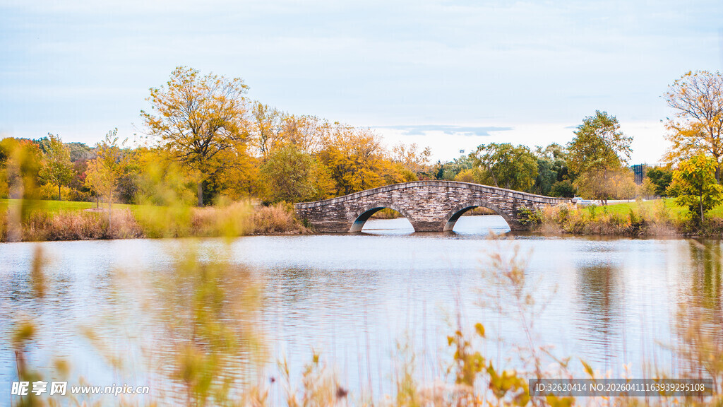 秋日湖畔桥
