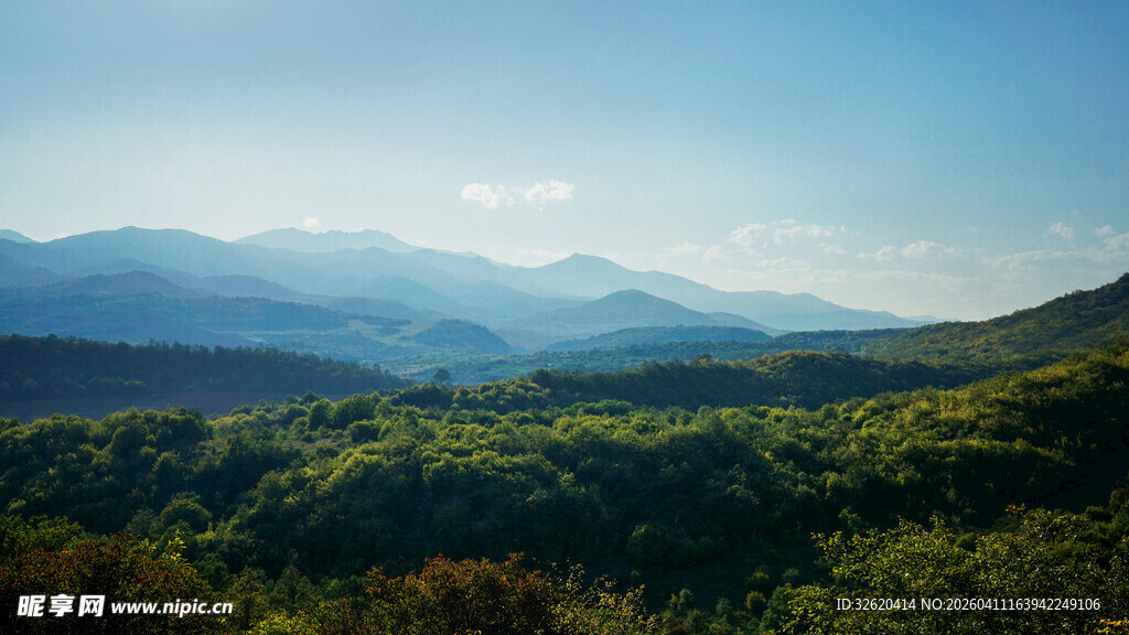 山峦绿意盎然的美丽景致