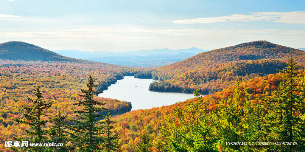 秋日山林的静谧湖泊