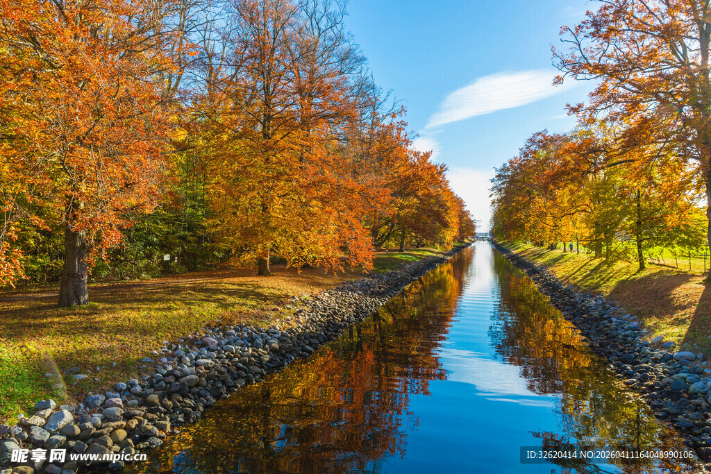 秋日河畔绚烂风光