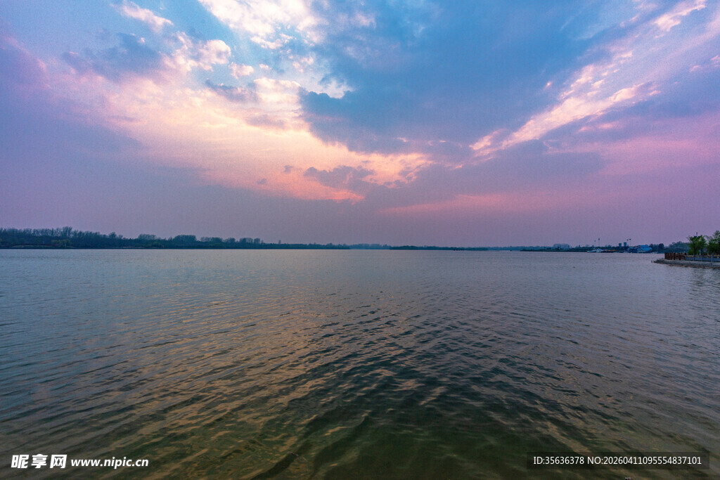 湖畔绚丽晚霞 波光粼粼