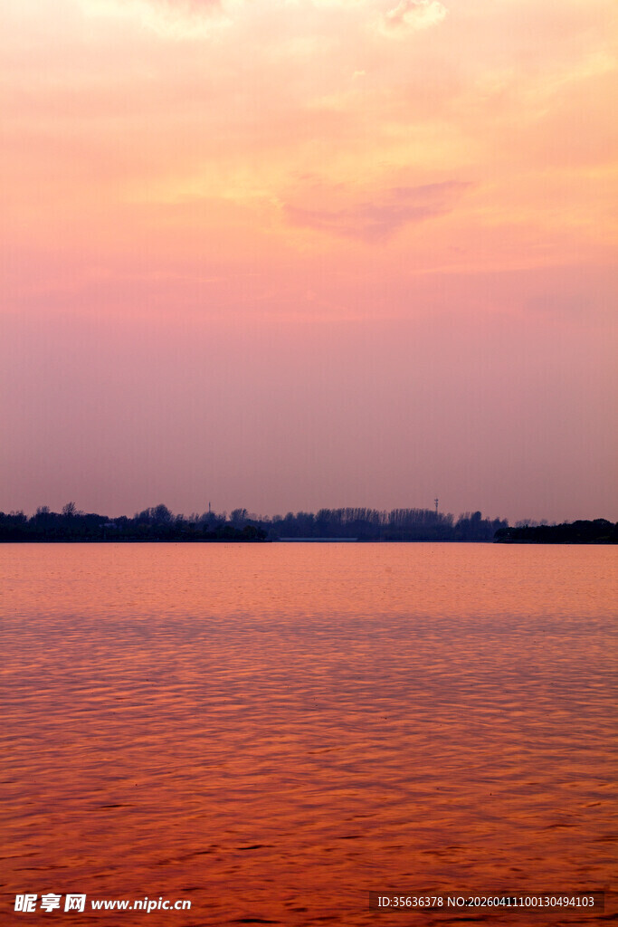 晚霞映照下波光粼粼的湖面