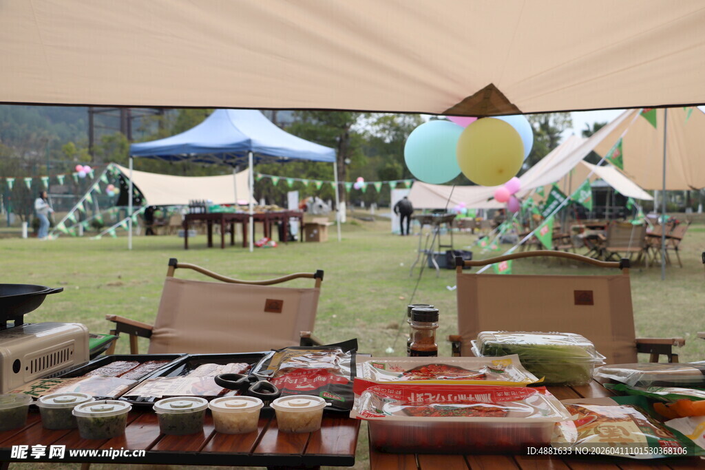 户外野餐场景摆满多样食物