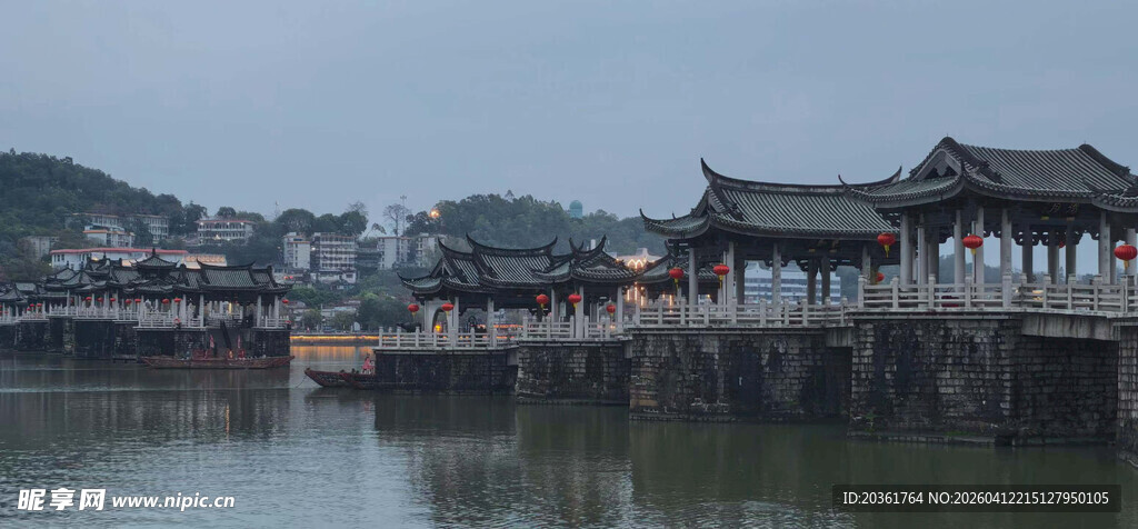 古桥畔的中式建筑景观