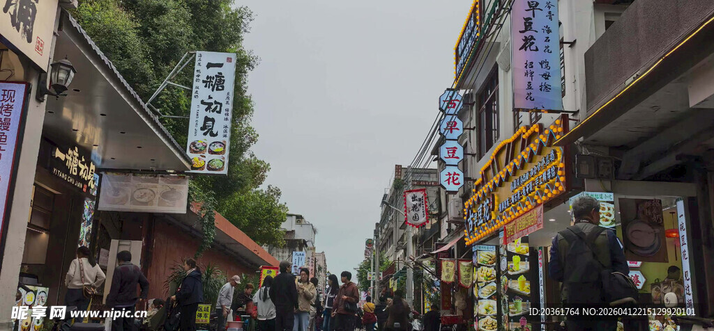 热闹繁华的商业街景象