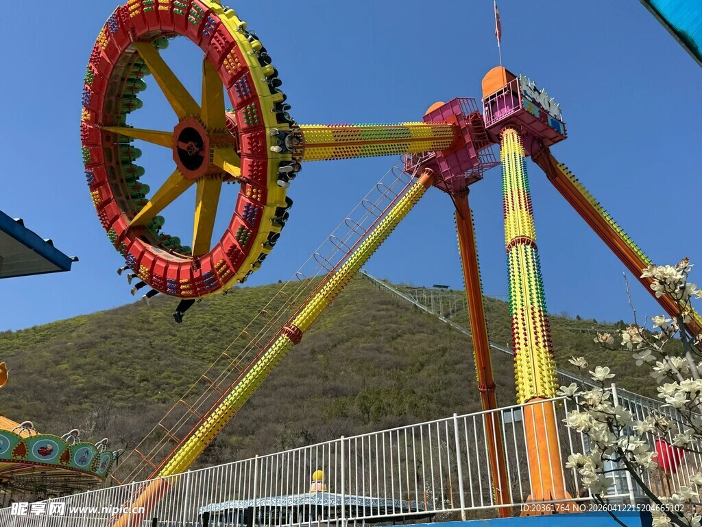 游乐园中的彩色旋转大摆锤