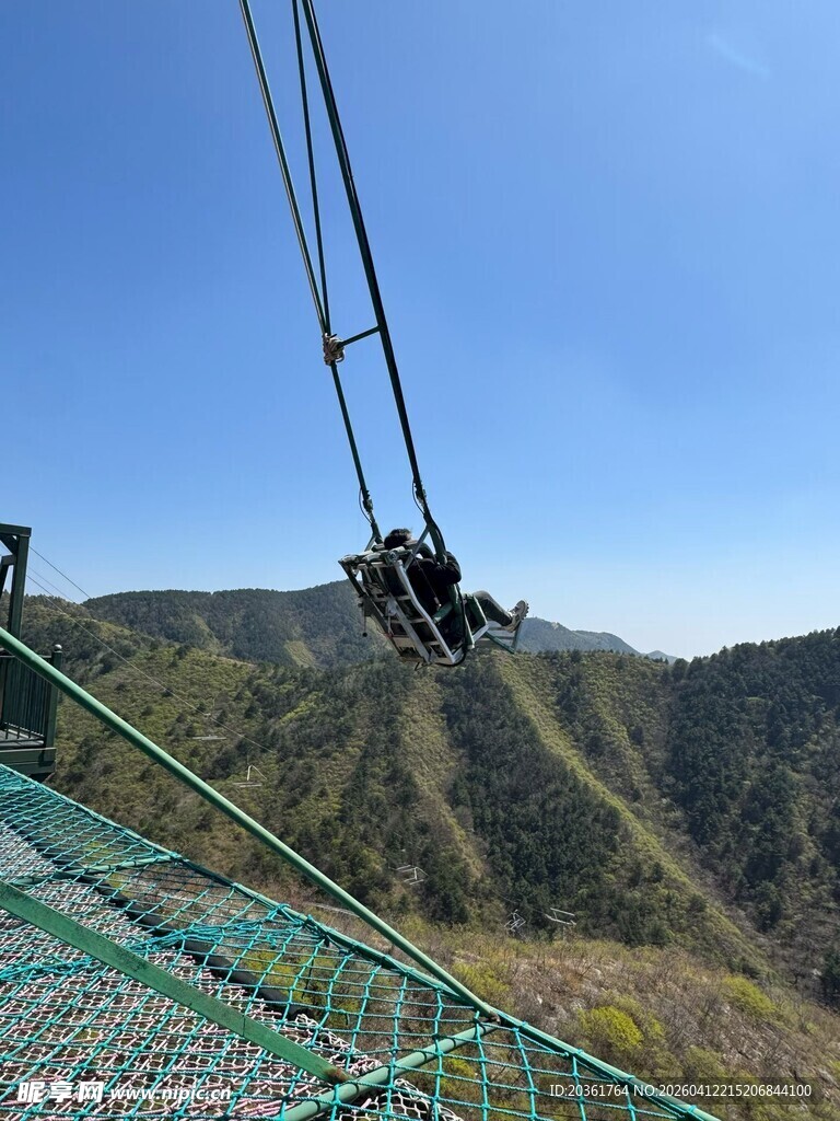 高空缆车穿梭于青山蓝天间