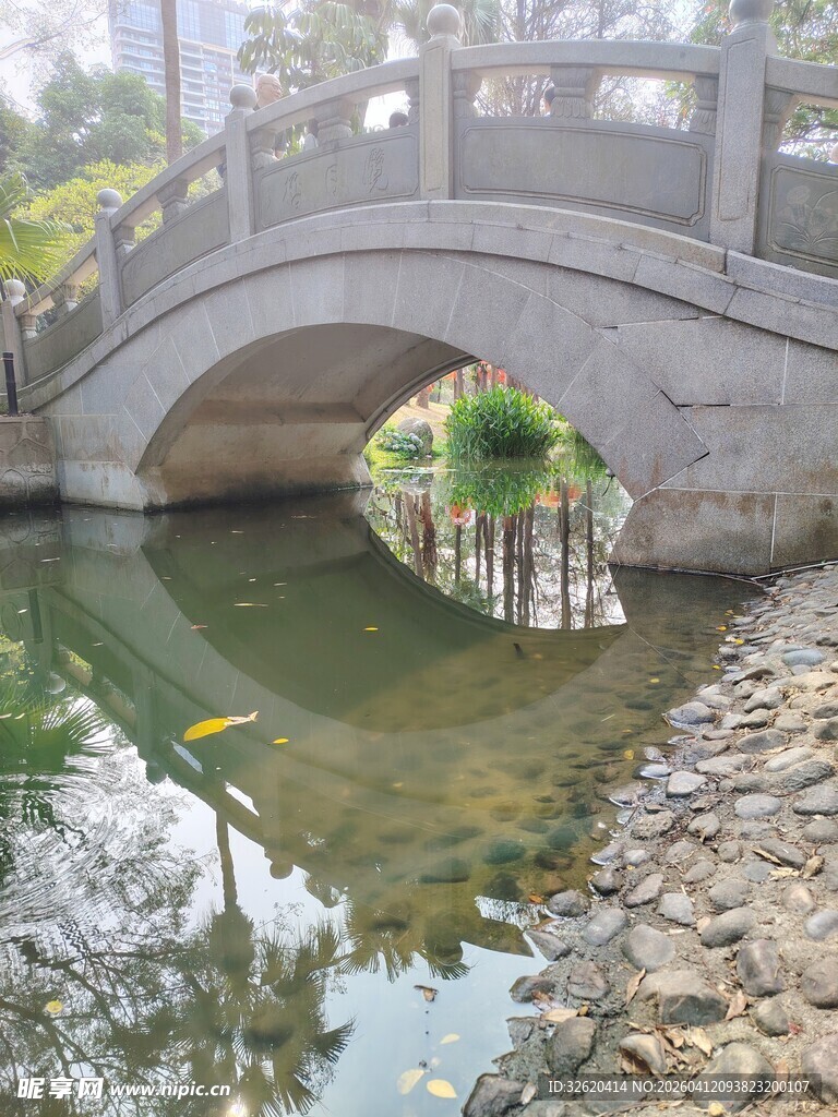 石桥映水畔景致