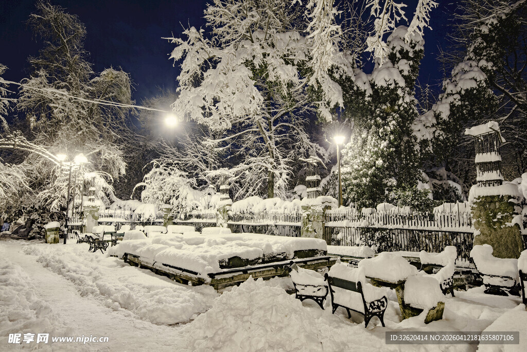 雪夜中的静谧户外休闲场景