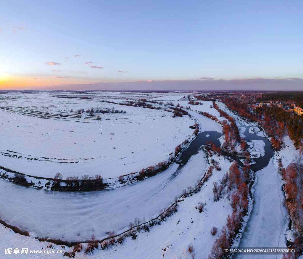 冬日雪覆大地全景风光