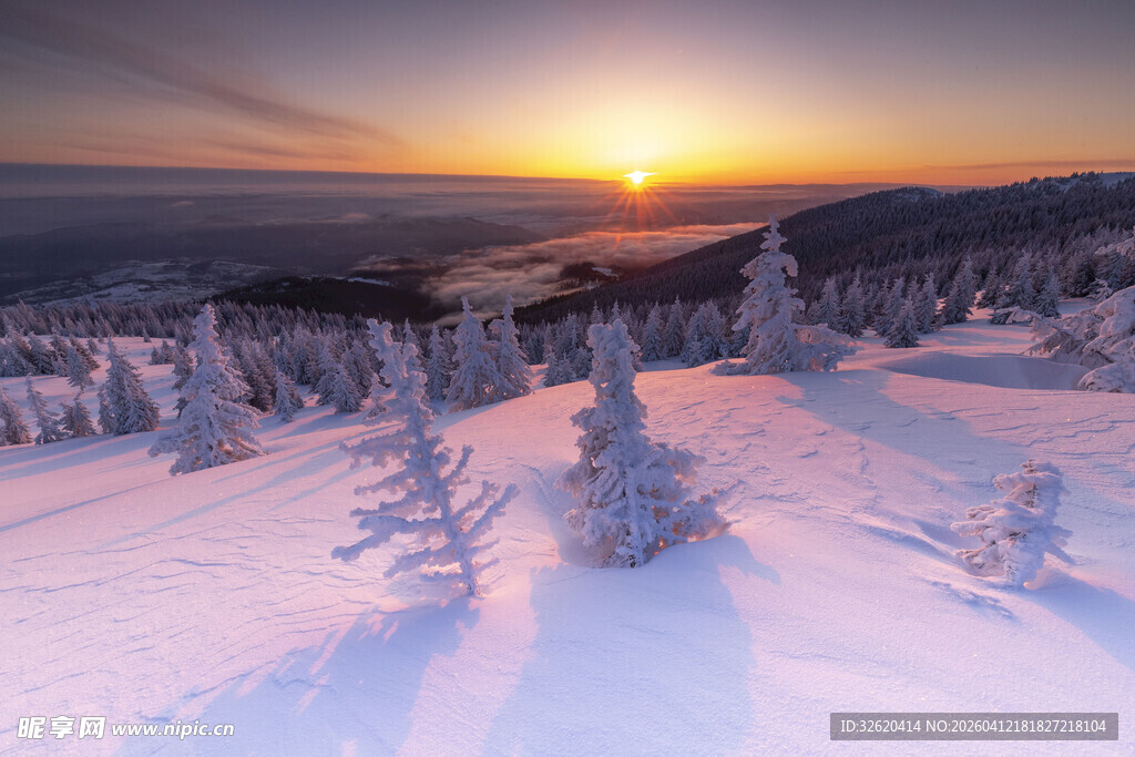 雪岭之上的壮丽日落景观