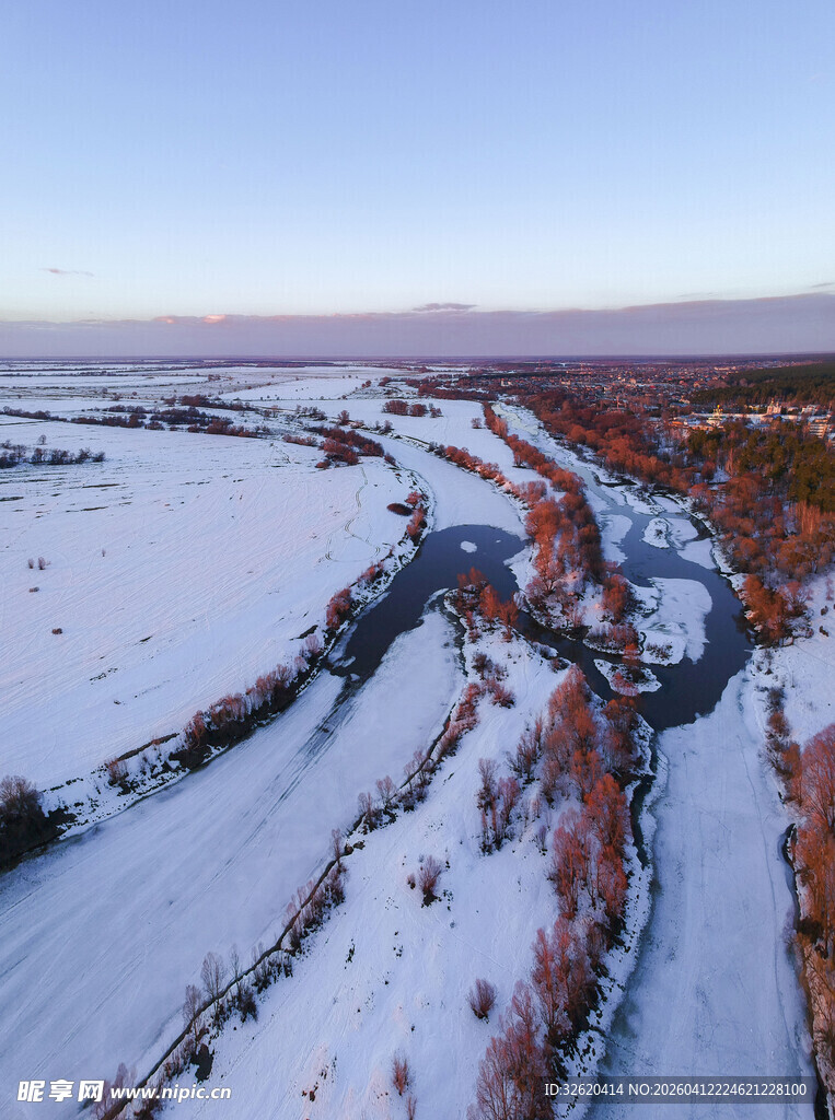 冬日雪野中的蜿蜒河流