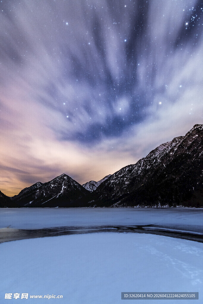 雪山湖畔梦幻星夜美景