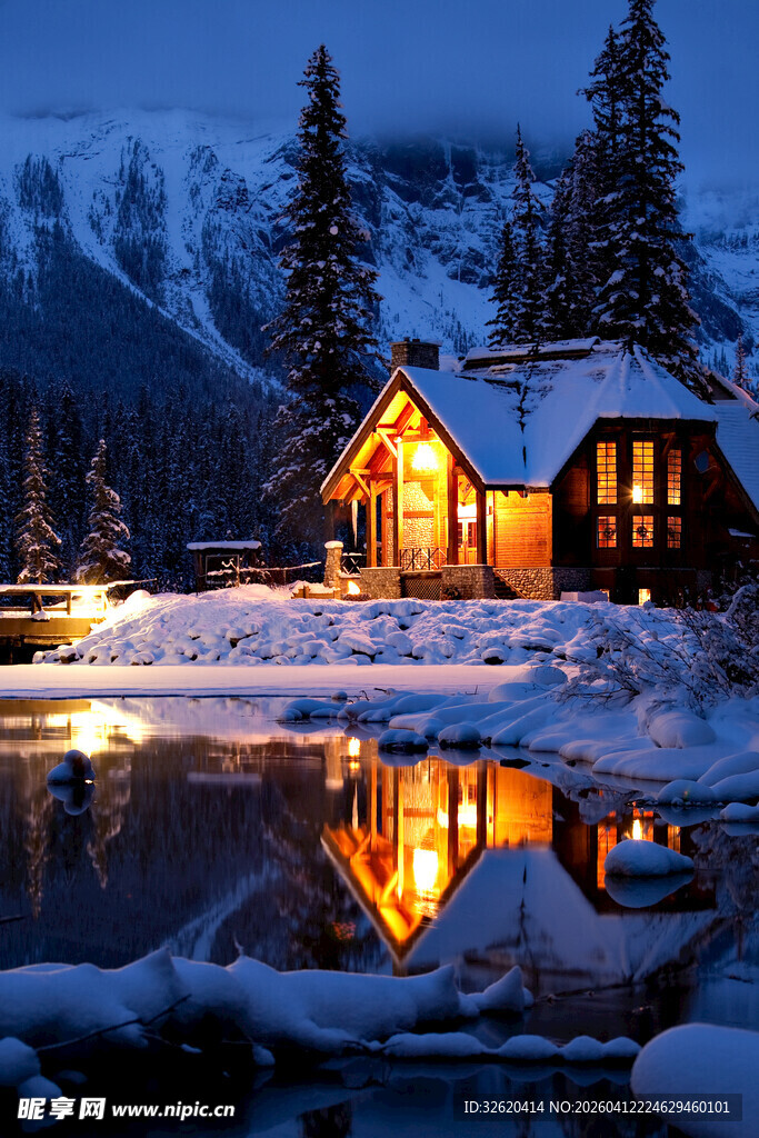 雪夜中的温馨木屋