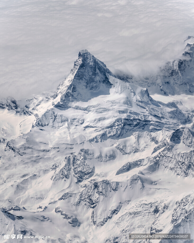 巍峨雪山壮丽景致