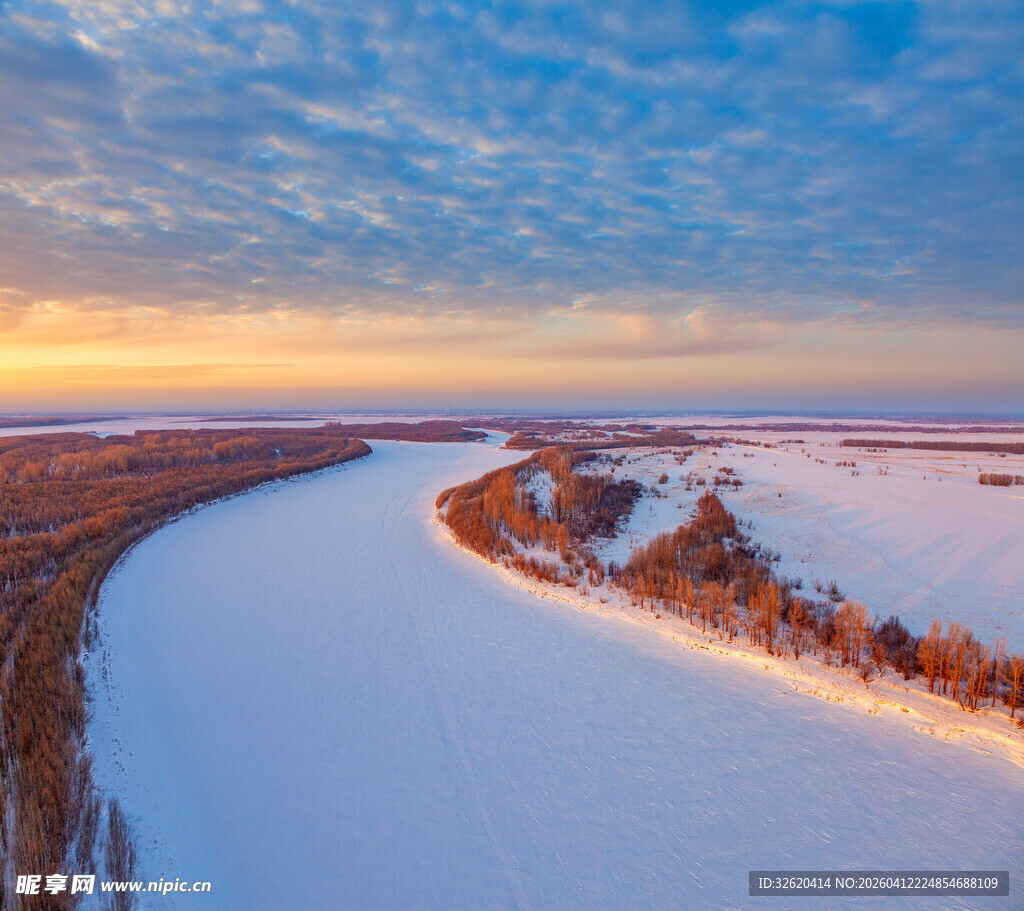 冬日河畔壮丽雪景