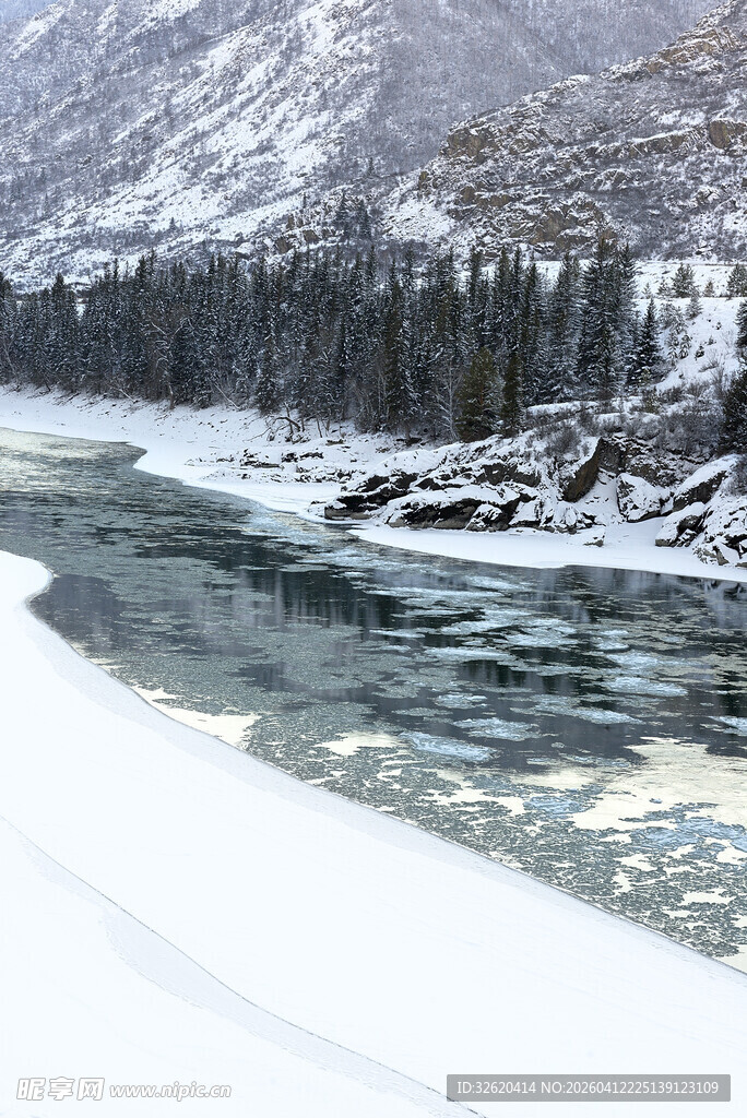 冬日河畔雪景