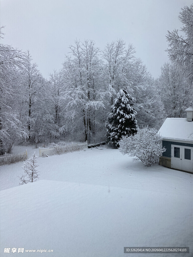 冬日雪景中的小屋