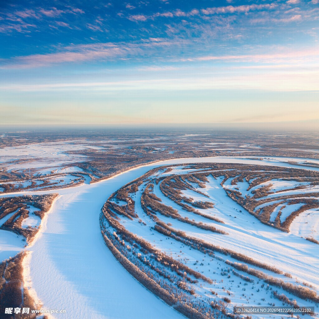 冬日雪覆田野河流美景