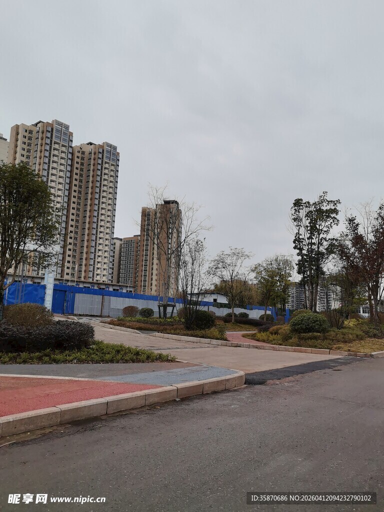 城市道路旁的高楼与设施