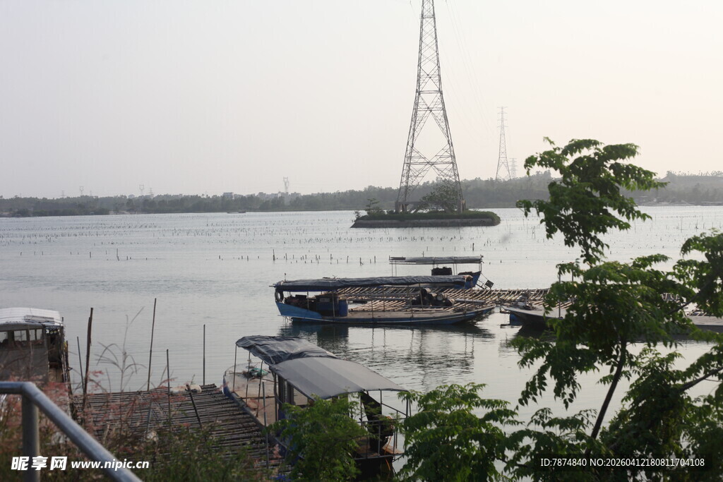 湛江河畔船只与远处高塔景观