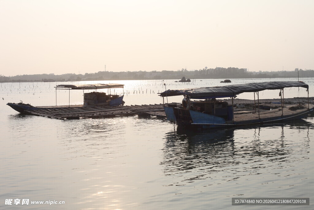 湛江水面停泊的带篷船只