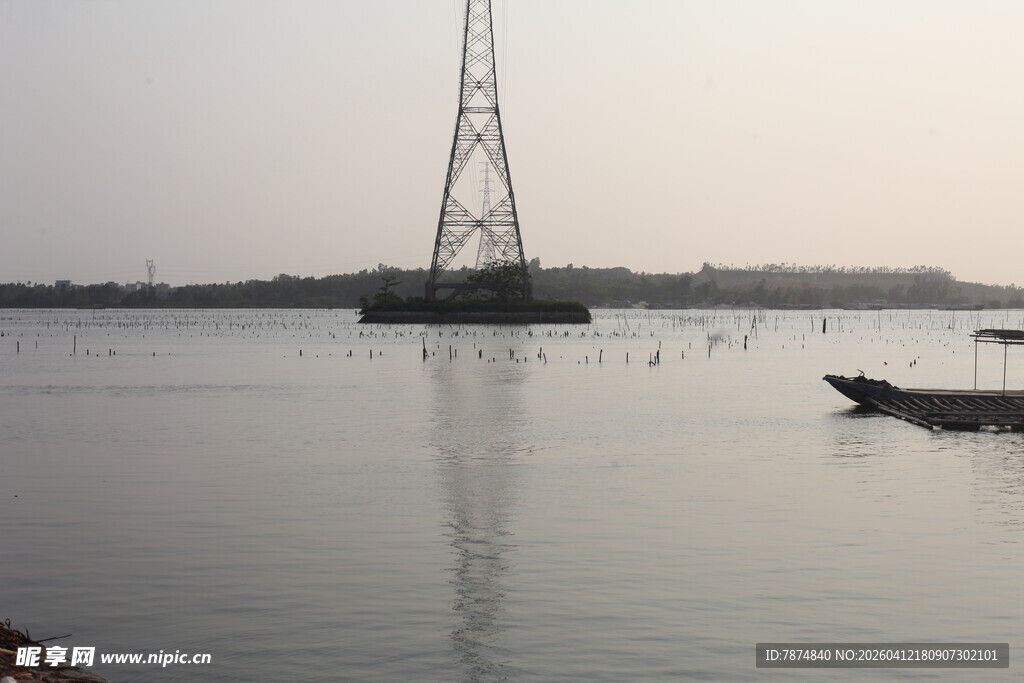 湛江河畔高塔与小船的景致
