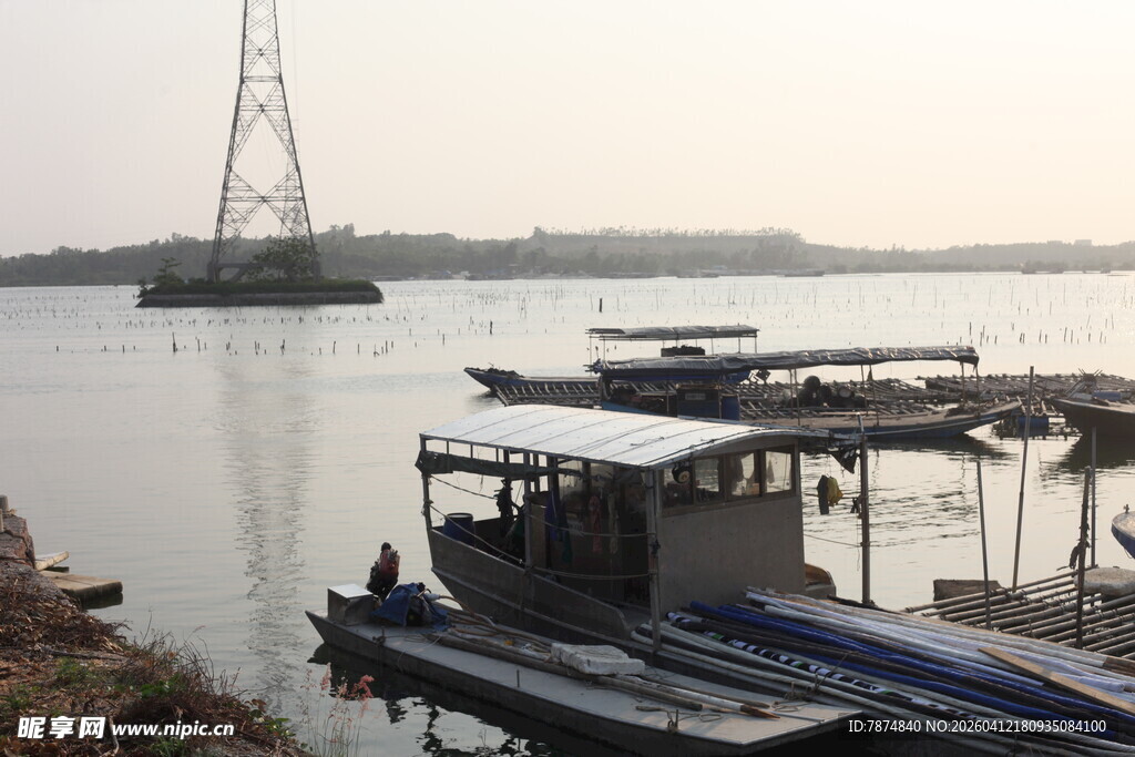 湛江江边码头船只停泊景象
