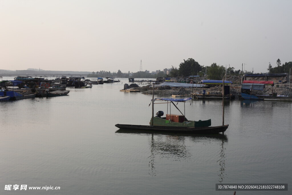 湛江宁静港湾中的小船
