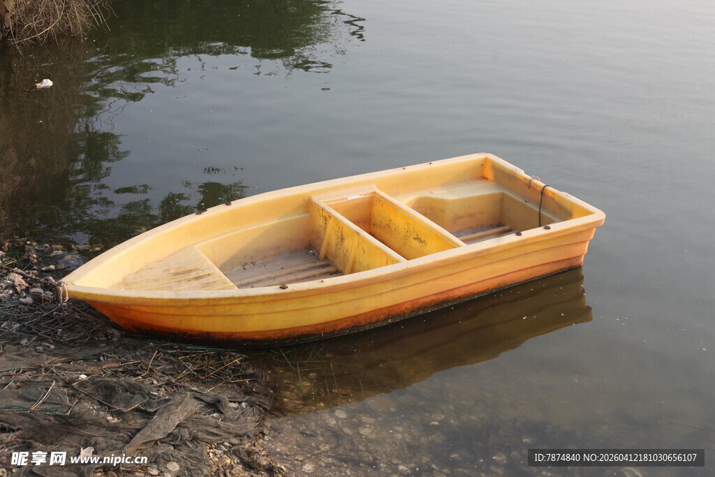 湛江岸边停泊的木质小船