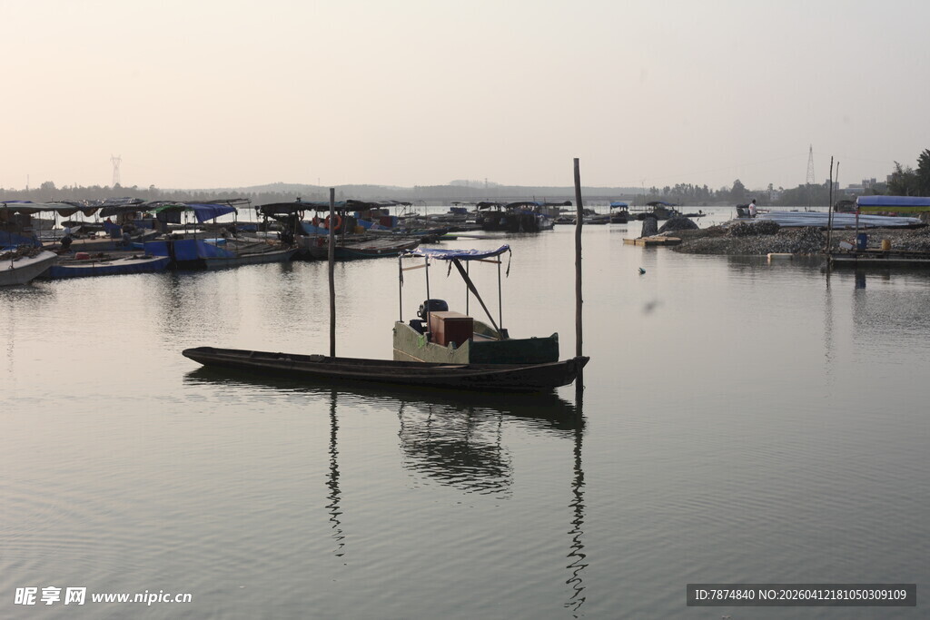 湛江宁静港湾中的停泊小船